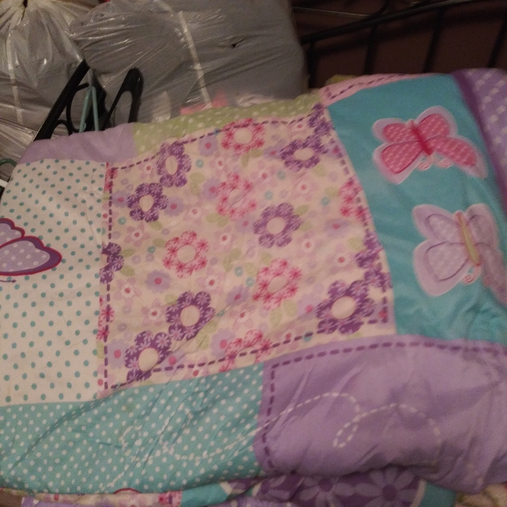 Twin size comforter and sheet set